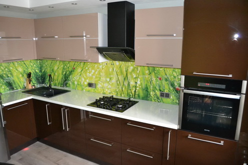 Отличительные черты производства акриловых кухонь
